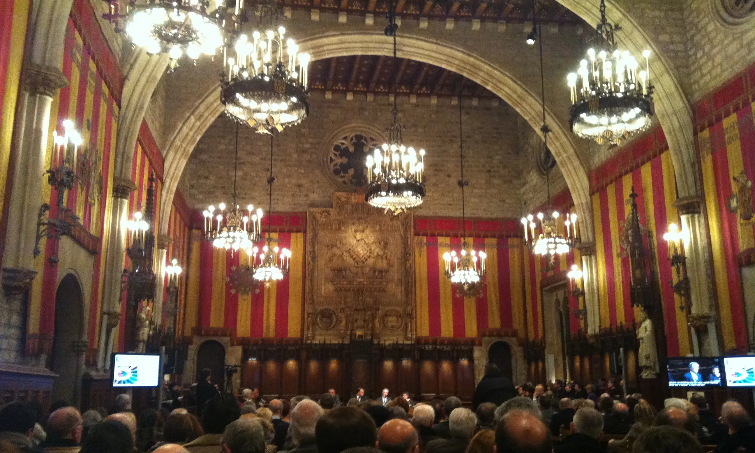 Saló de Cent ple en l'acte "Enfortim les associacions per enfortir Barcelona"