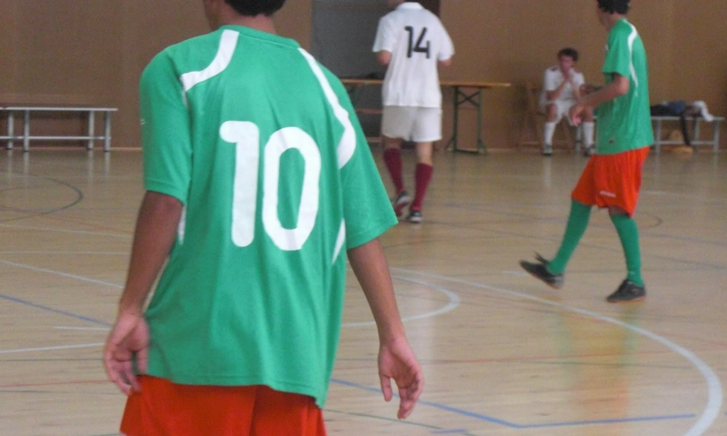 Joves del Raval jugant a futbol sala