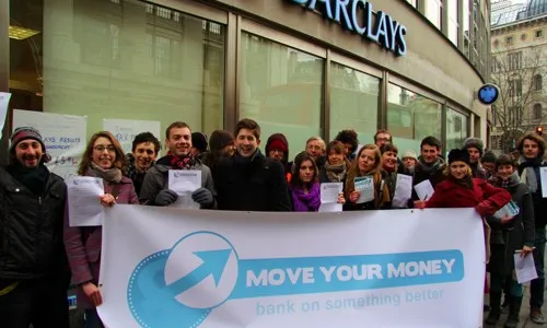 Un grup de gent amb la pancarta de la campanya "Move your money"