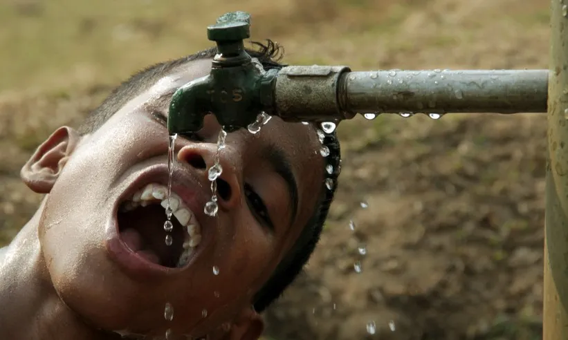 Nen indi bevent aigua. Font: GTRES