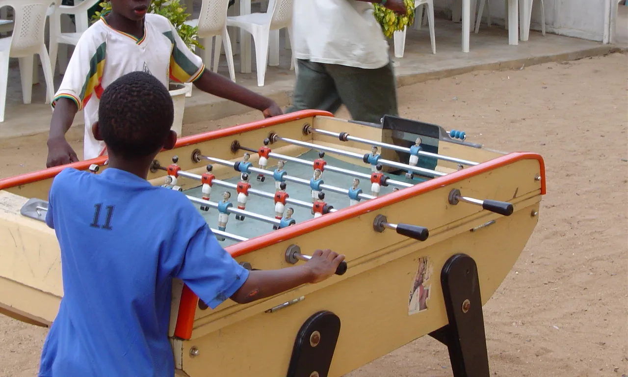 Nens jugant a Dakar, Senegal; imatges: Jordi Baroja