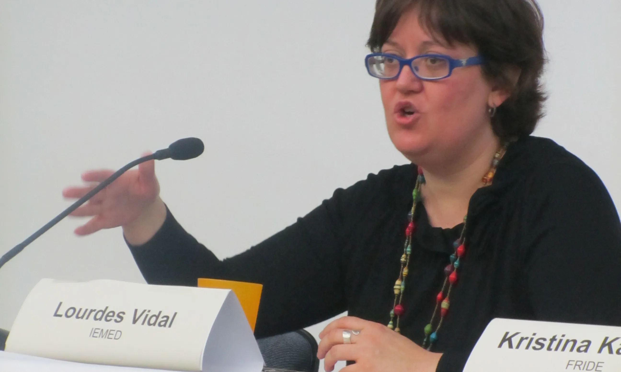 Lourdes Vidal de l'IEMED presentant la taula rodona "Democràcia i islamisme".