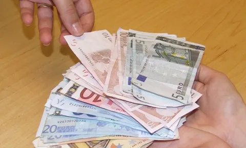 Imatge mans donant diners a altres mans
