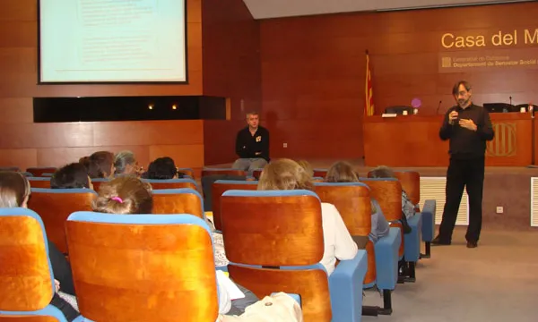 Josep Maria Canyelles (dret) i Enric Madrigal (assegut) impartint la formació