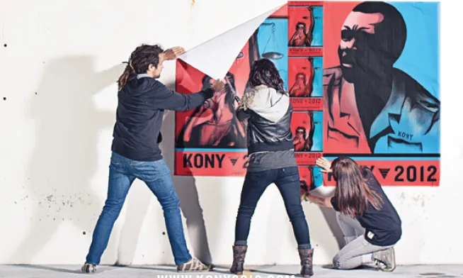 Posant pòsters de la campanya "Kony 2012"