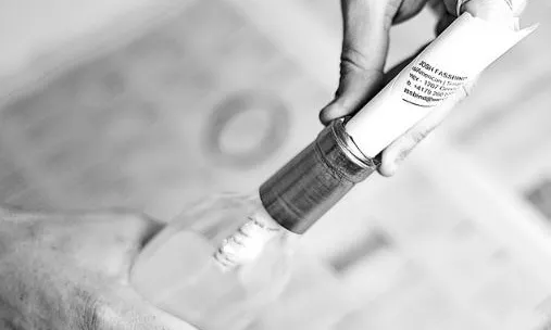 Un CV a una ampolla: una manera diferent de buscar feina. Flickr: joshfassbind