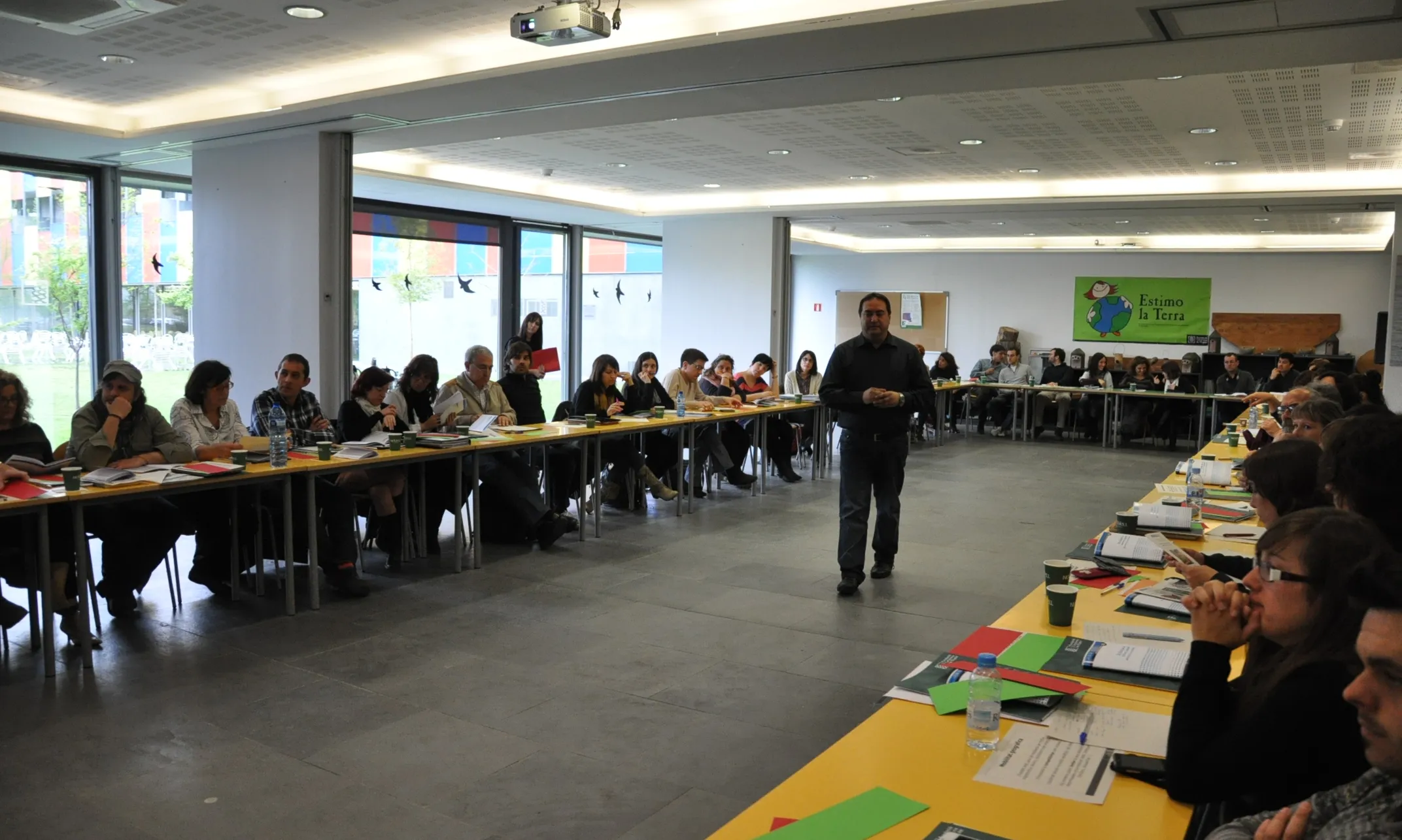 Fotografia dels assistents escoltant la ponència