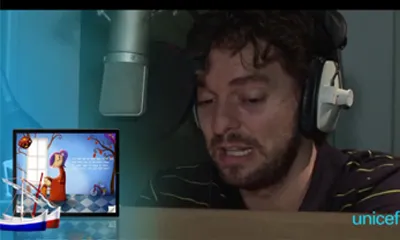 Fotografía de Pau Gasol gravant la veu del conte