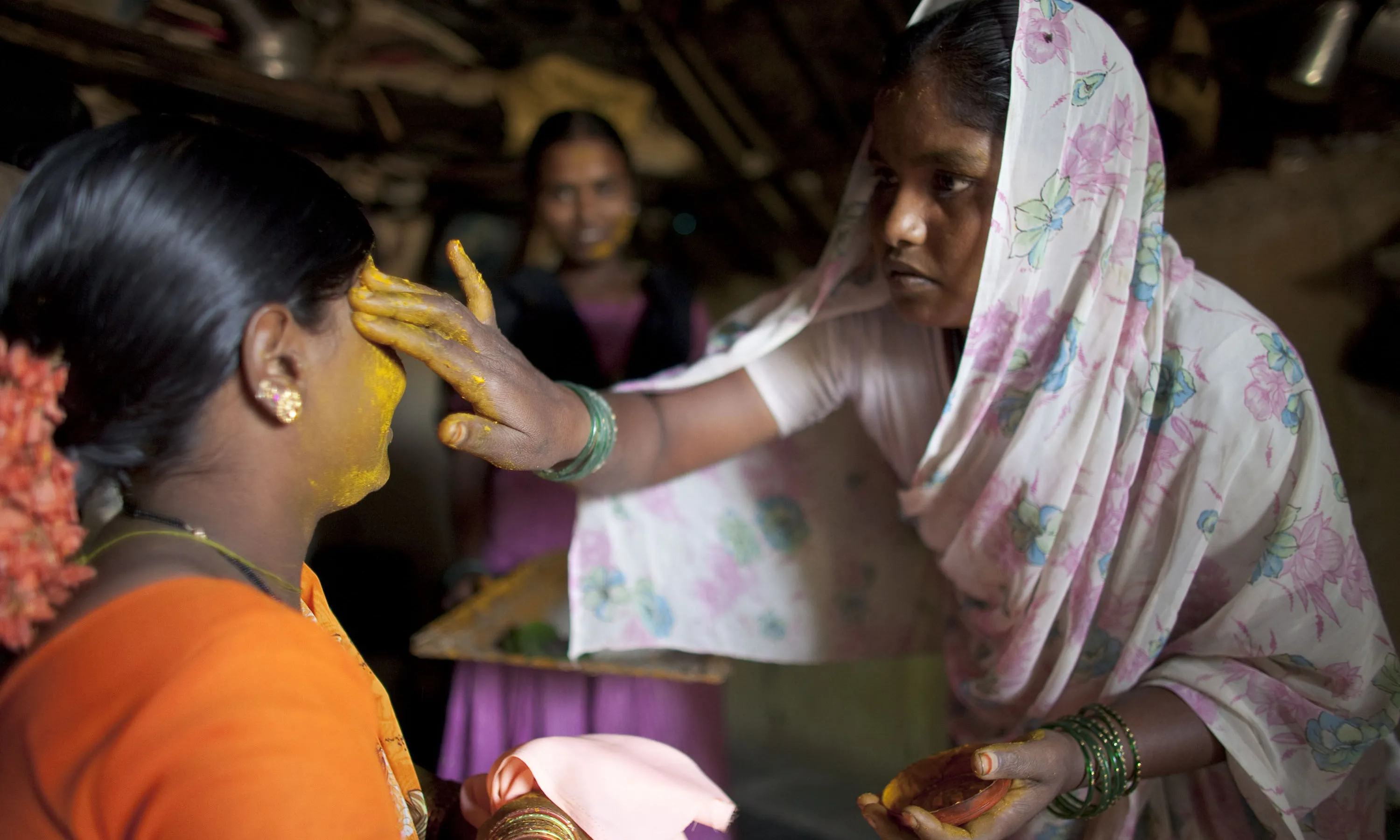Fotografia de dones índies maquillant-se, d'Albert Uriach, FVF