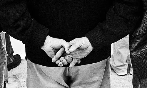 Home amb les mans a l'esquena_SiD_Flickr