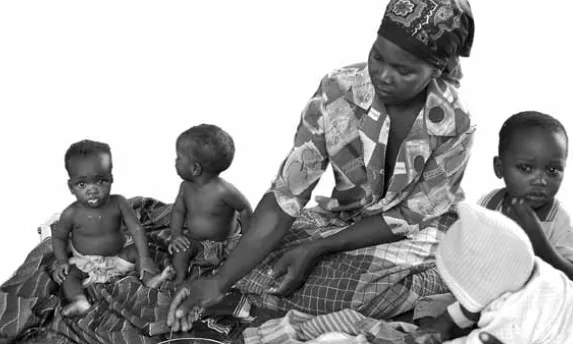 Foto d'una mare amb nens a Moçambic, de l'informe de Save the Children