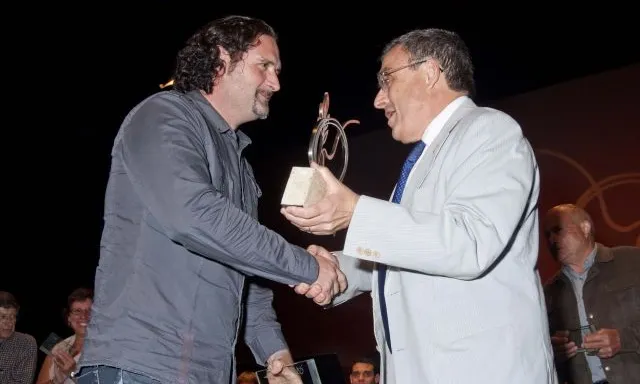 Martí de Joan rep el premi de mans de l'alcalde de Lleida, Àngel Ros (Foto: FSC)