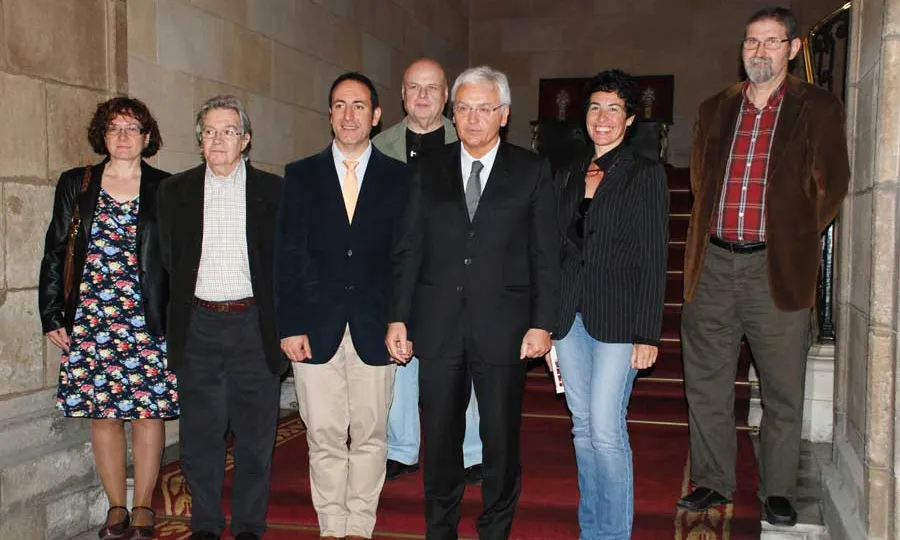 El Conseller de Cultura, Ferran Mascarell, amb els impulsors de la iniciativa
