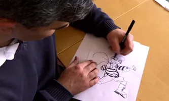 Imatge d'un dels entrevistats dibuixant una vinyeta