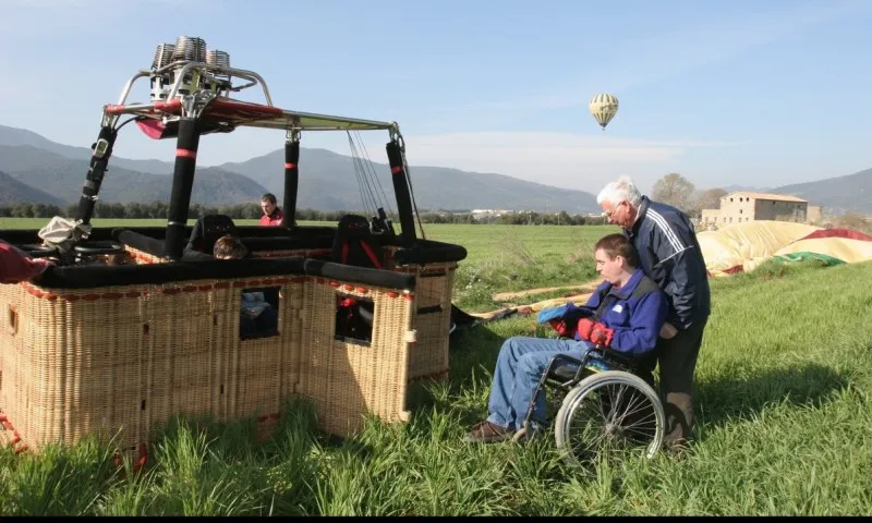 Imarge d'una persona amb diversitat funcional accedint a un globus