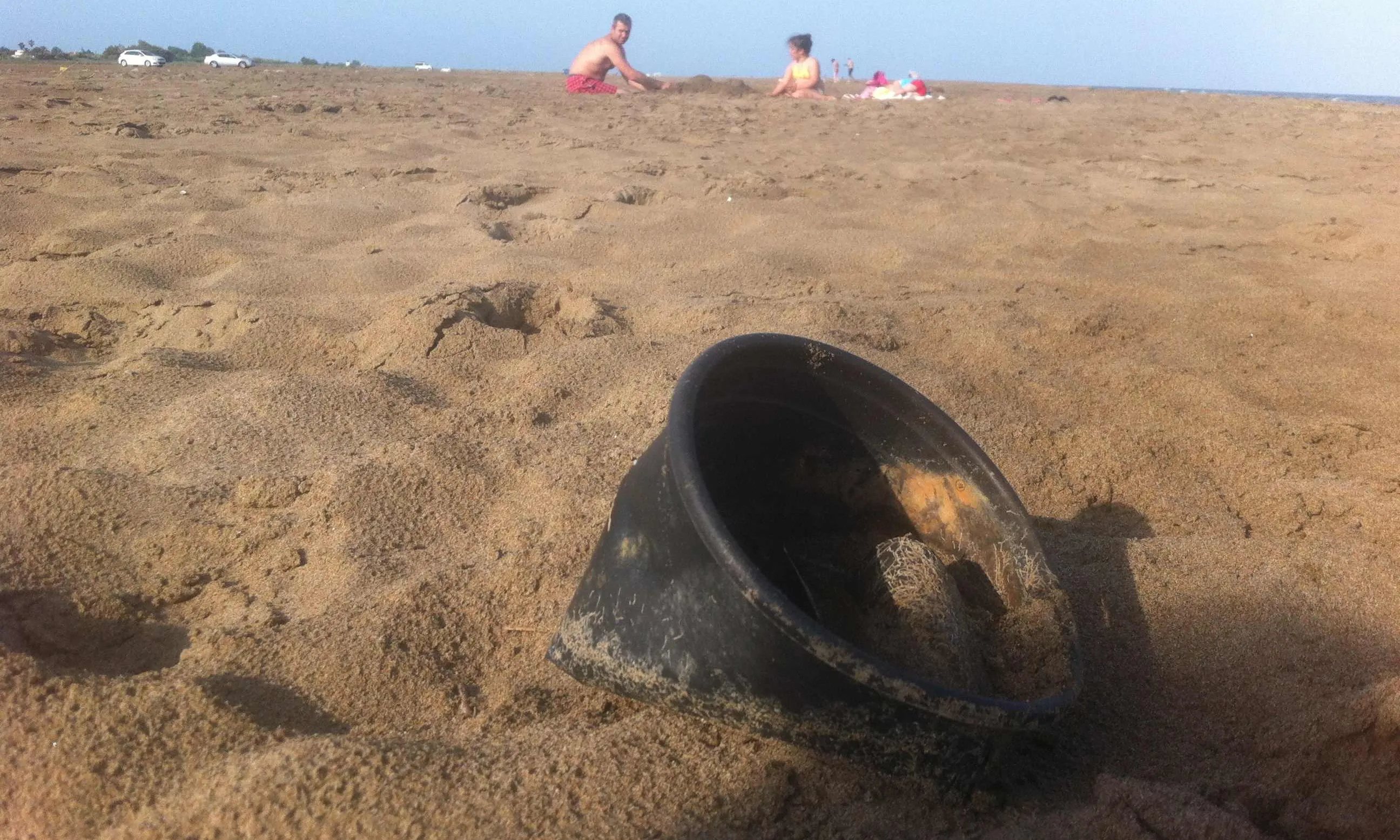 Fotografia de deixalles d'envasos en una platja