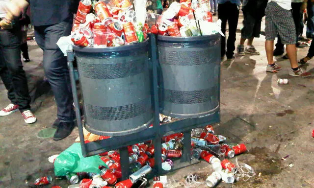 Fotografia de deixalles d'envasos sobreeixint d'una paperera