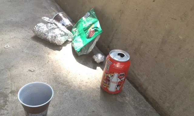 Fotografia de deixalles d'envasos en un entorn urbà