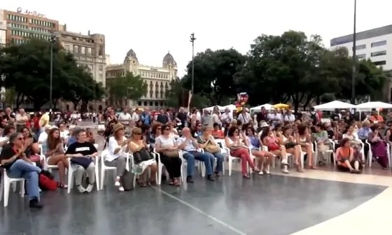 Plaça Catalunya: Assitents al Fòrum Social Català el 9 de juny