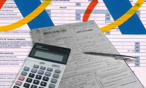 Imatge calculadora i Agència Tributària