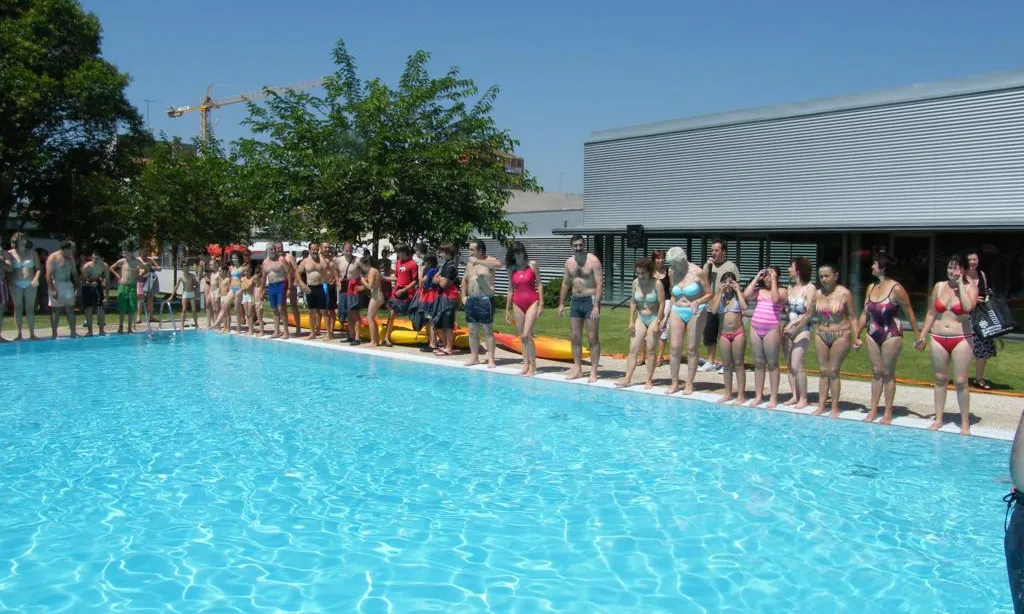 Participants en una de les piscines col·laboradores