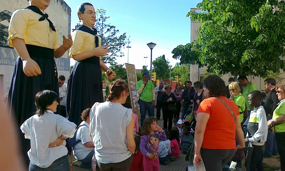 Fotografia de la trobada "Ens veiem a baix" a la plaça Lllibertat de Salt