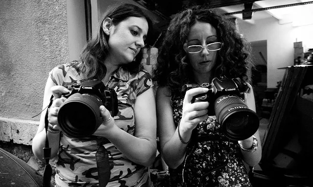 Dones amb càmera de fotos. Imatge CC: flickr.com/photos/dcassaa/1017592015/