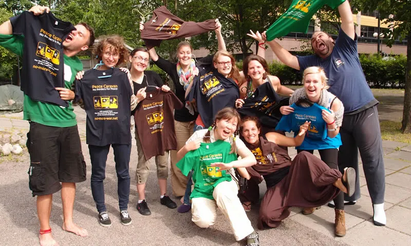 Foto de grup dels voluntaris/àries de la Caravana per la Pau d'SCI