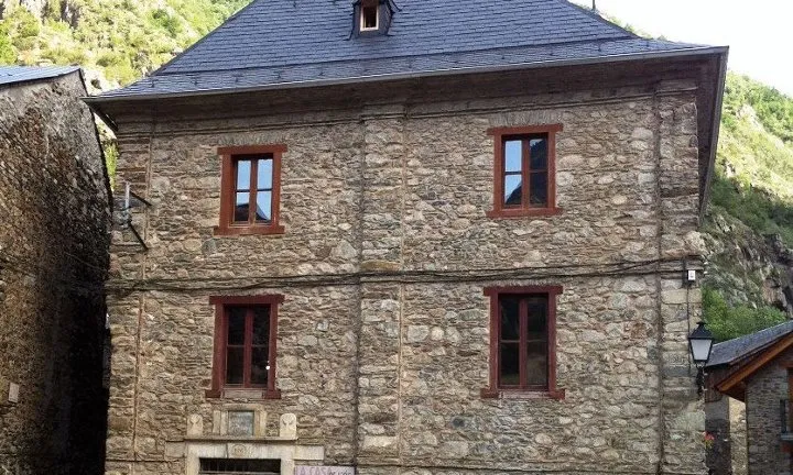 La Casa de l'Ós a Isil (Pallars Sobirà)