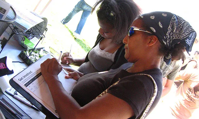 Implicat! Recollint sigatures. flickr.com/photos/brandejackson/696744765