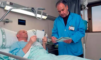 Un voluntari acompanya una persona malalta durant la seva estada a l'hospital