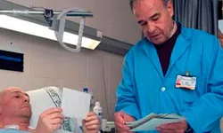 Un voluntari acompanya una persona malalta durant la seva estada a l'hospital