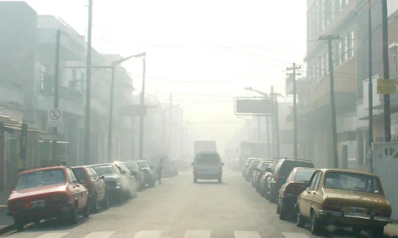 Contaminació a un carrer de Buenos Aires. Font: Javier Prazak (flickr)