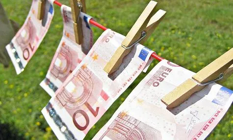 Bitllets de deu euros aguantats amb agulles de fusta. Font: Images_of_Money