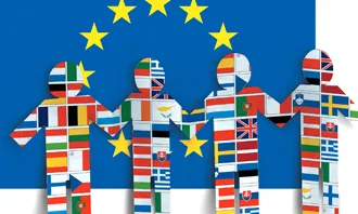 Imatge bandera Unió Europea amb ninots donant-se les mans