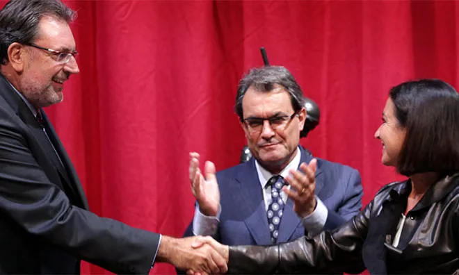 Cleries i Guiteres es donen la mà de Mas després de la signatura del Pla