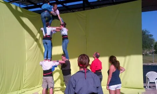 Un moment del rodatge del vídeo promocional amb els Gausacs. Font: cugat.cat