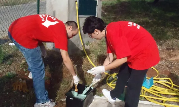 Dos treballadors d'ImClone Systems durant el voluntariat amb Aldees Infantils