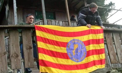 Imatge dels organitzados penjant una bandera de l'aplec al 2011