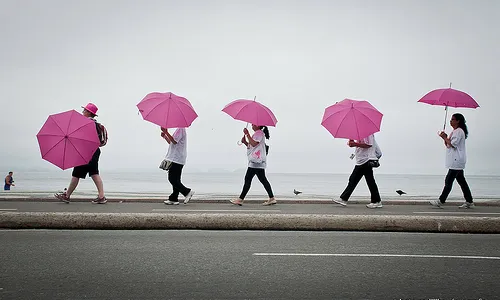 Dones amb paraigües rosa per la lluita contra el càncer de mama
