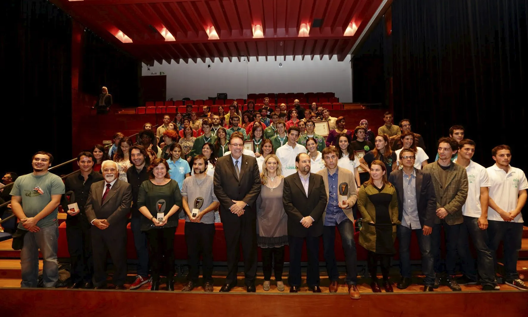 Els premiats amb el conseller Cleries. Foto: Generalitat de Catalunya