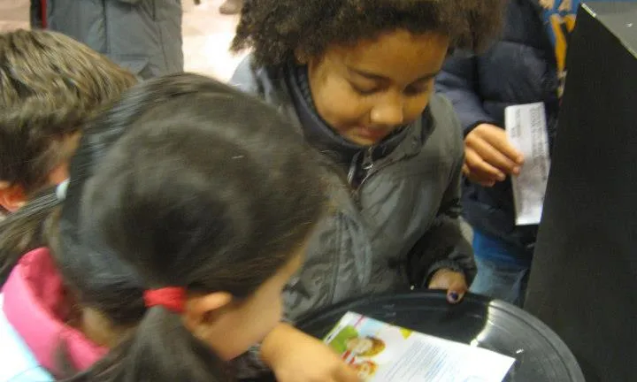 Nens votant a la Cate de Figueres