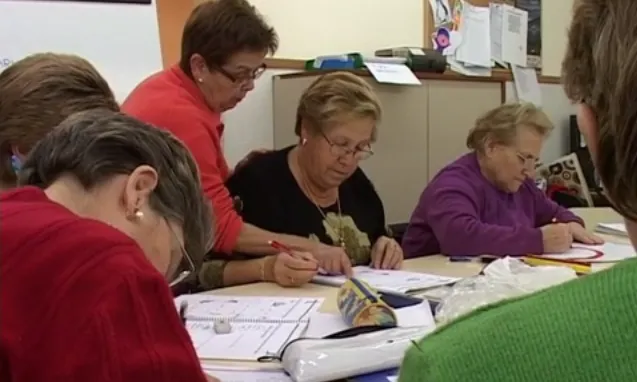 Curs d'alfabetització a la Fundació Marianao. Fotograma del documental