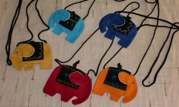 Bolsos petits en forma d'elefant fabricats a Cambodja. Font: FAC