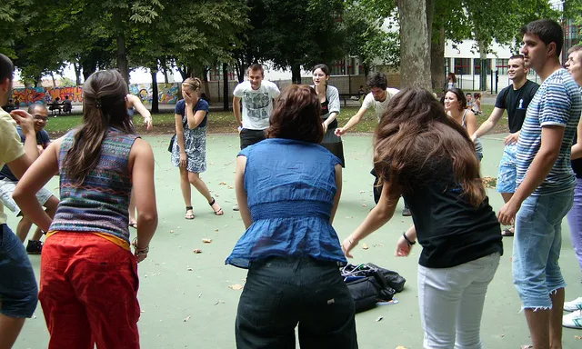 Intercanvi jove. Imatge amb llicència CC BY-NC-SA 2.0 de Turisti Non A Caso