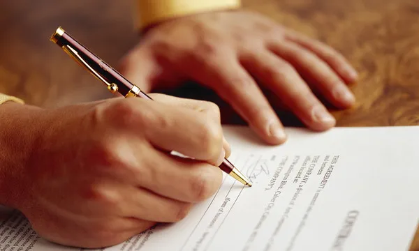 Persona signant un contracte
