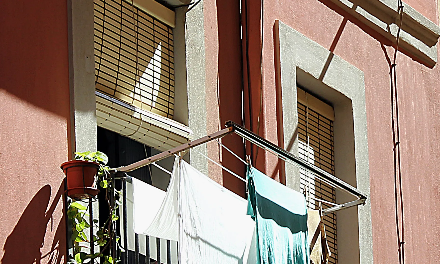 Balcó amb la roba estesa.