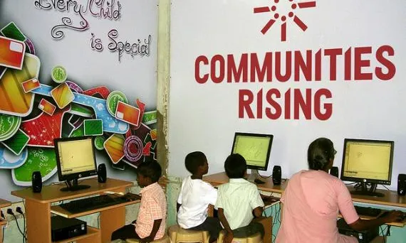 Nens davant d'ordinadors a l'Índia. Font: Communities Rising (flickr.com)