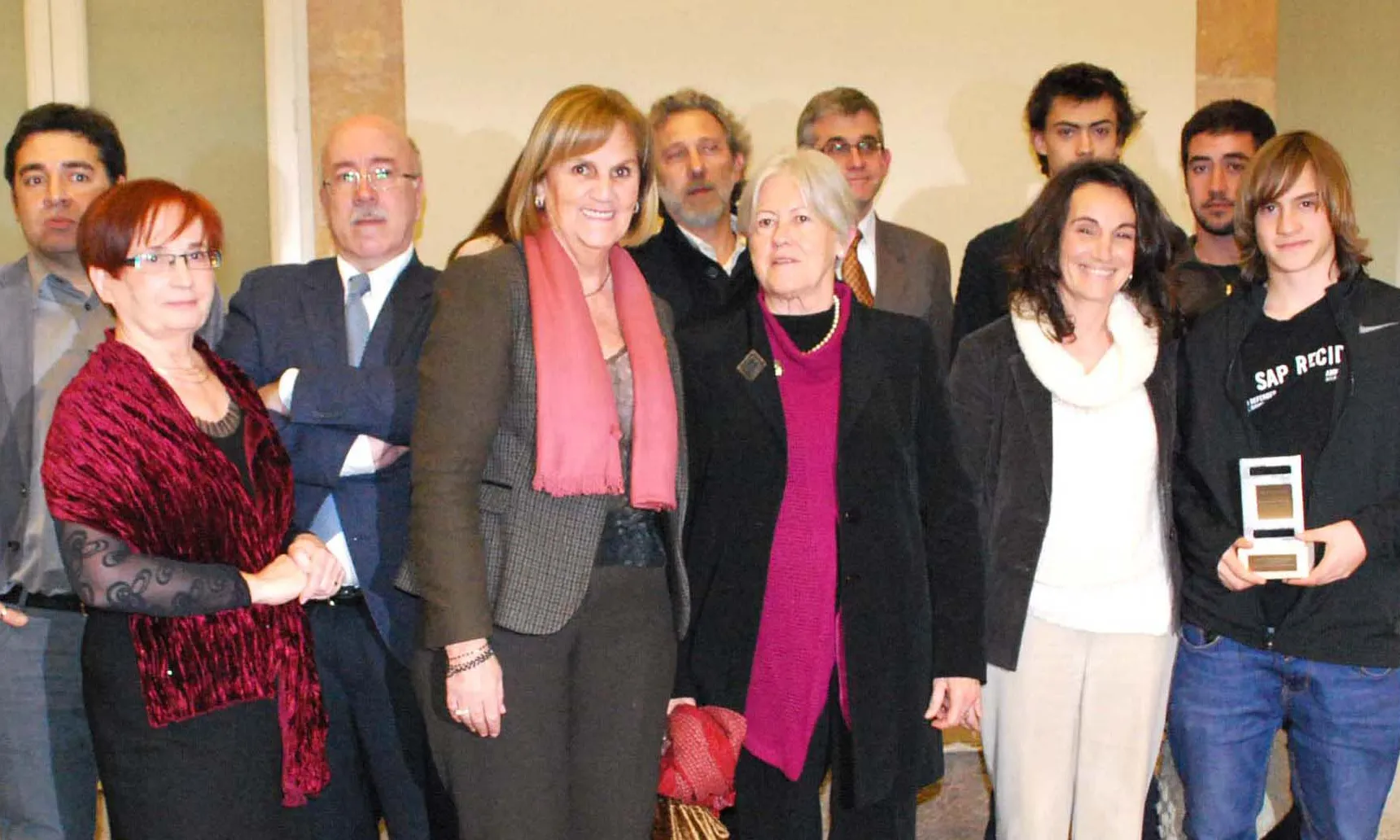 Núria de Gispert De Gispert amb els organitzadors del premi i els guardonats