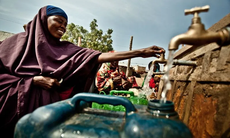 Dona d'Etiòpia utilitzant un banc d'aigua. Font: WorldCoo - Intermón Oxfam